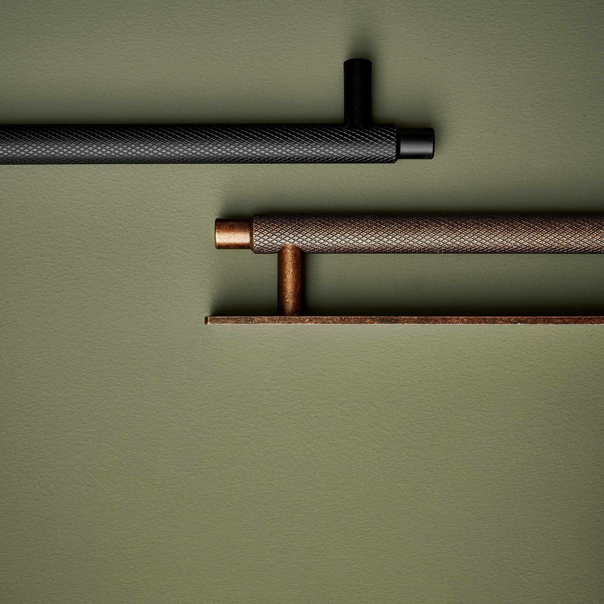 Handle Manor | 18.2cm / 24.6cm