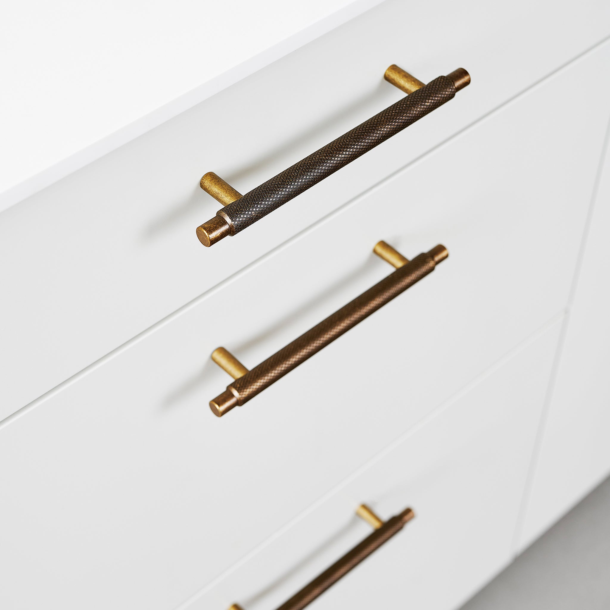 Handle Manor | 18.2cm / 24.6cm