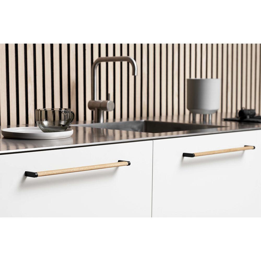 Handle Crossing, Oak/Black (168/328mm) - Scandi Handles