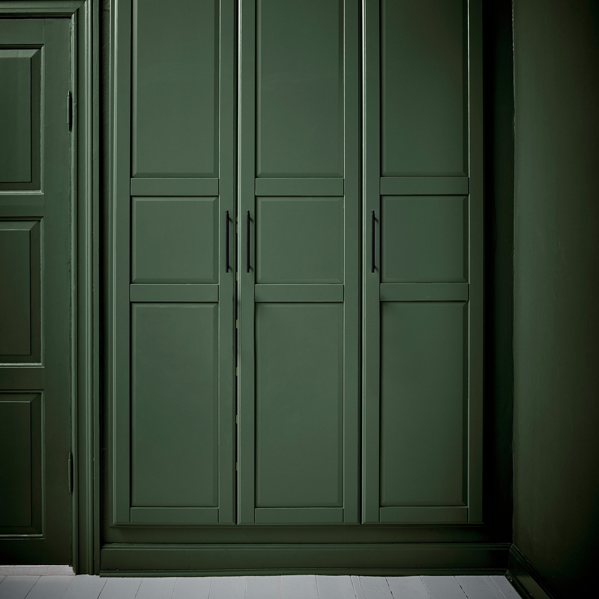 Handle Manor | 18.2cm / 24.6cm