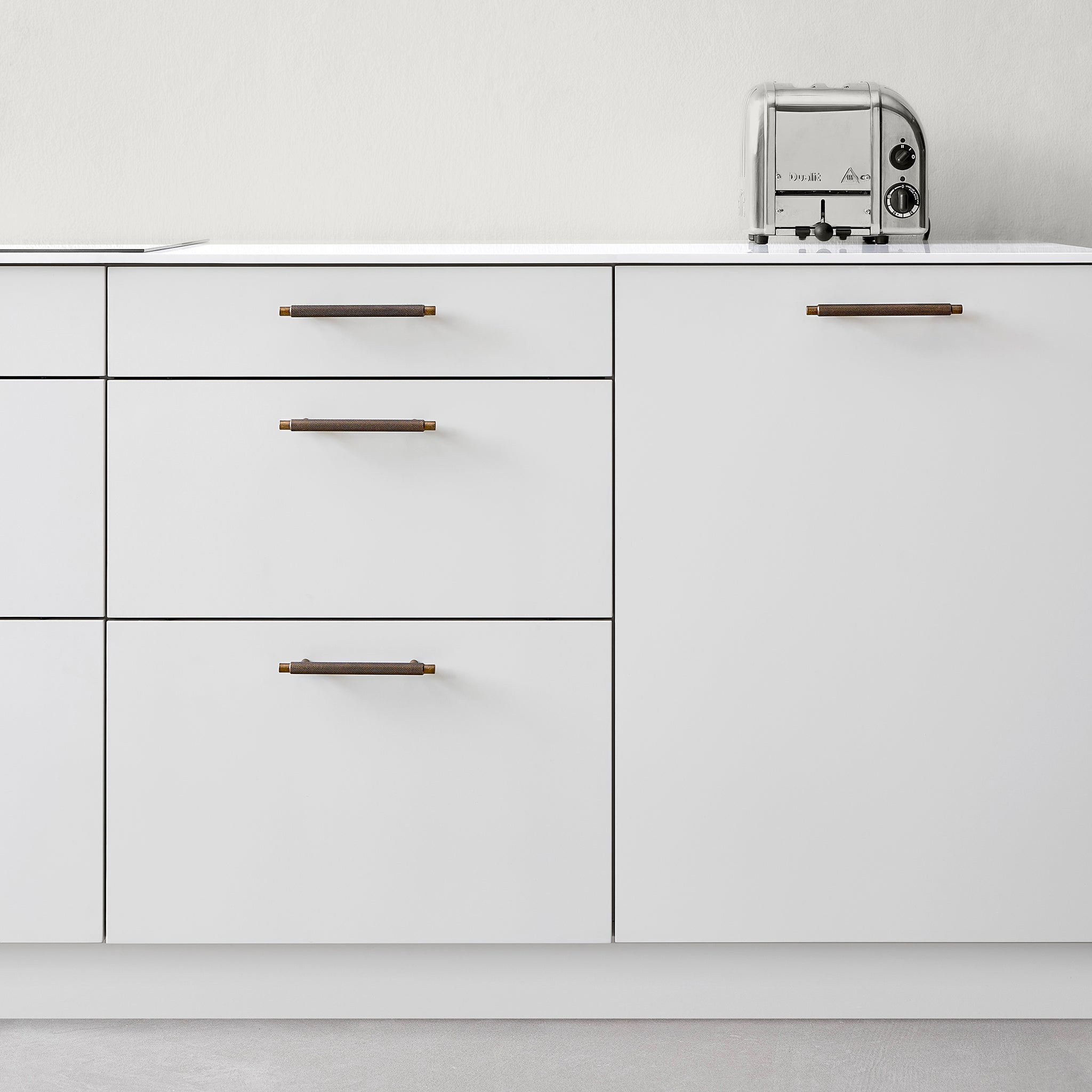 Handle Manor | 18.2cm / 24.6cm